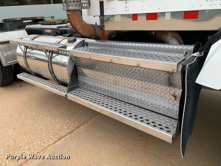 image for item DM7767 2009 Kenworth T800 semi truck