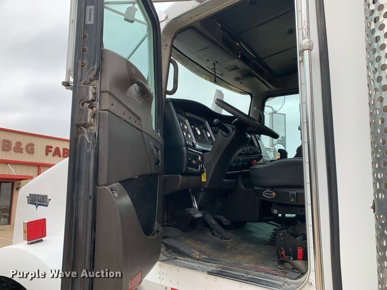 image for item DM7767 2009 Kenworth T800 semi truck