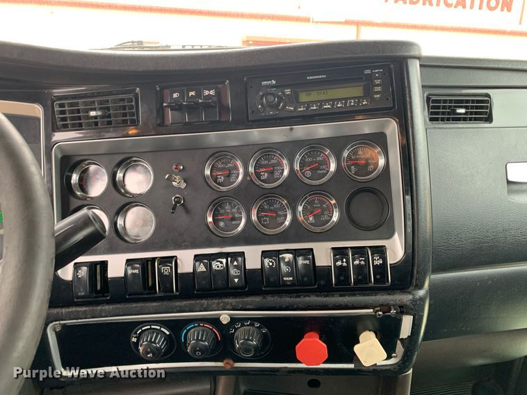 image for item DM7767 2009 Kenworth T800 semi truck