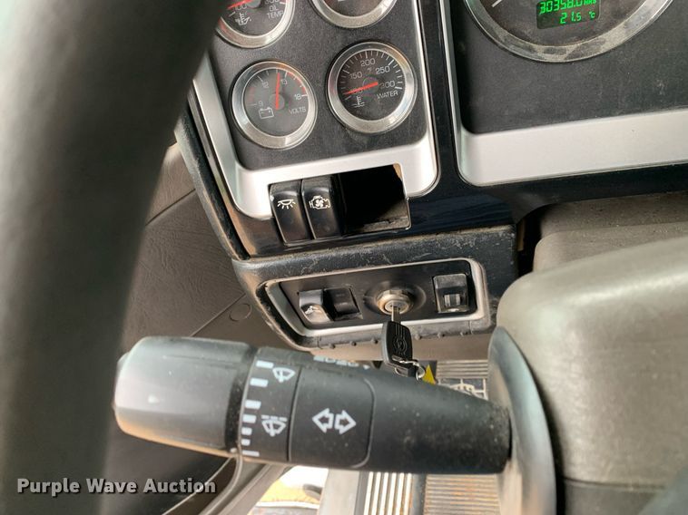 image for item DM7767 2009 Kenworth T800 semi truck