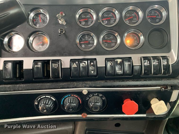 image for item DM7767 2009 Kenworth T800 semi truck