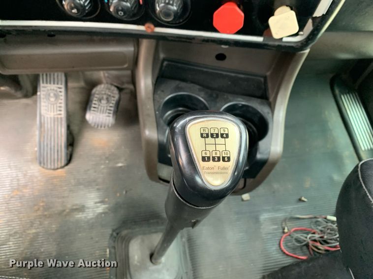 image for item DM7767 2009 Kenworth T800 semi truck