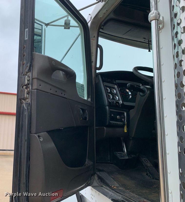 image for item DM7767 2009 Kenworth T800 semi truck