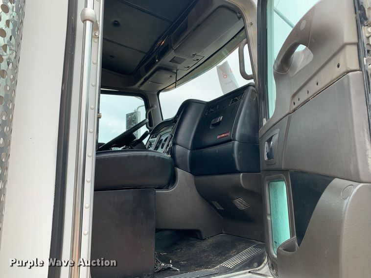 image for item DM7767 2009 Kenworth T800 semi truck