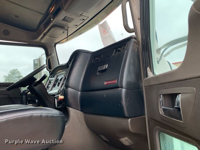 image for item DM7767 2009 Kenworth T800 semi truck