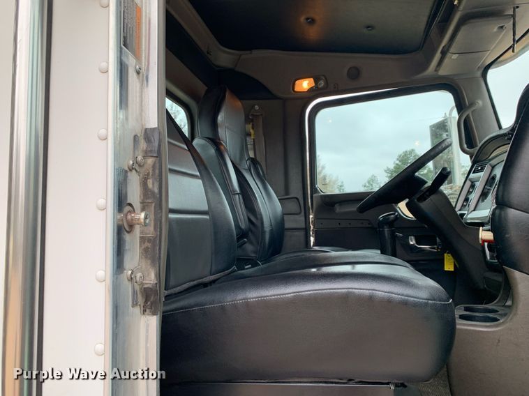 image for item DM7767 2009 Kenworth T800 semi truck