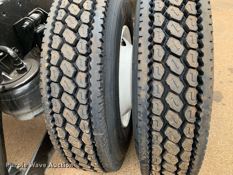 image for item DM7767 2009 Kenworth T800 semi truck