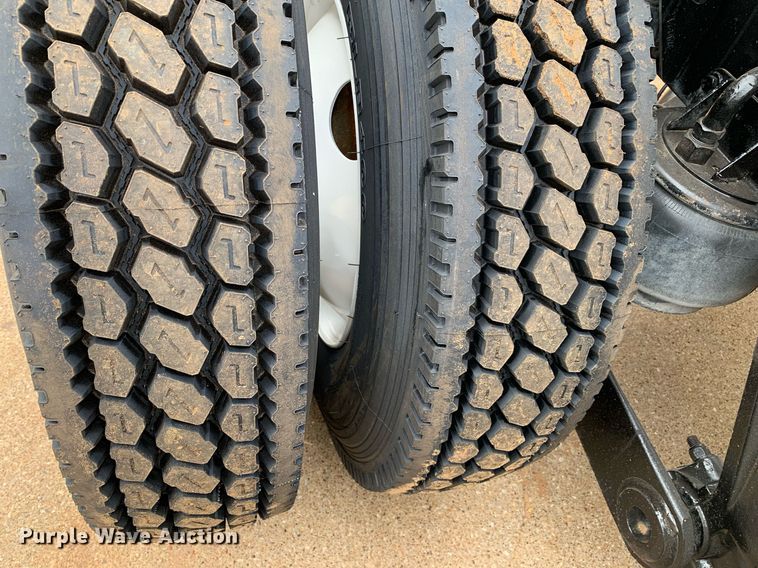 image for item DM7767 2009 Kenworth T800 semi truck