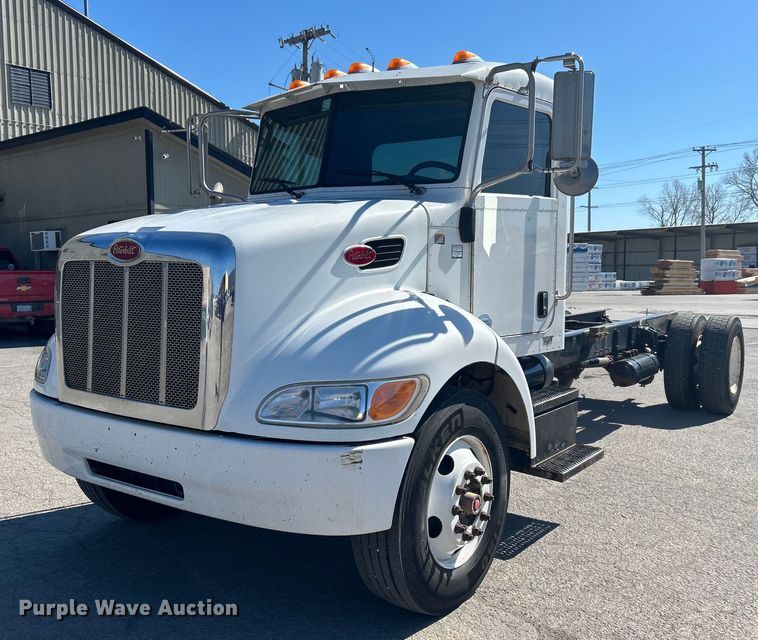 image for item DN0708 2014 Peterbilt  330 truck cab and chassis