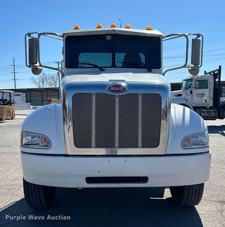 image for item DN0708 2014 Peterbilt  330 truck cab and chassis