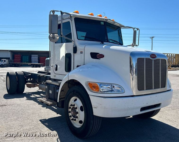 image for item DN0708 2014 Peterbilt  330 truck cab and chassis
