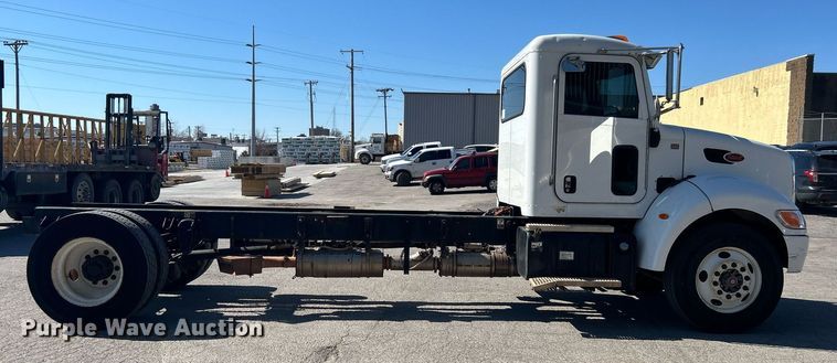 image for item DN0708 2014 Peterbilt  330 truck cab and chassis