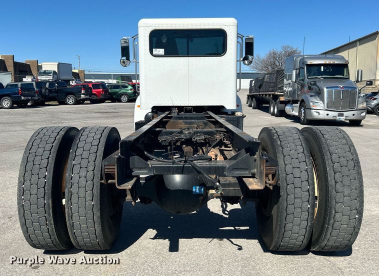 image for item DN0708 2014 Peterbilt  330 truck cab and chassis