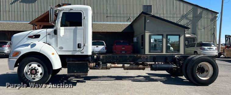 image for item DN0708 2014 Peterbilt  330 truck cab and chassis