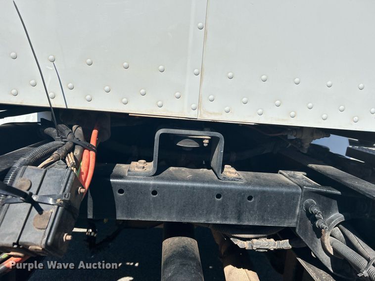 image for item DN0708 2014 Peterbilt  330 truck cab and chassis