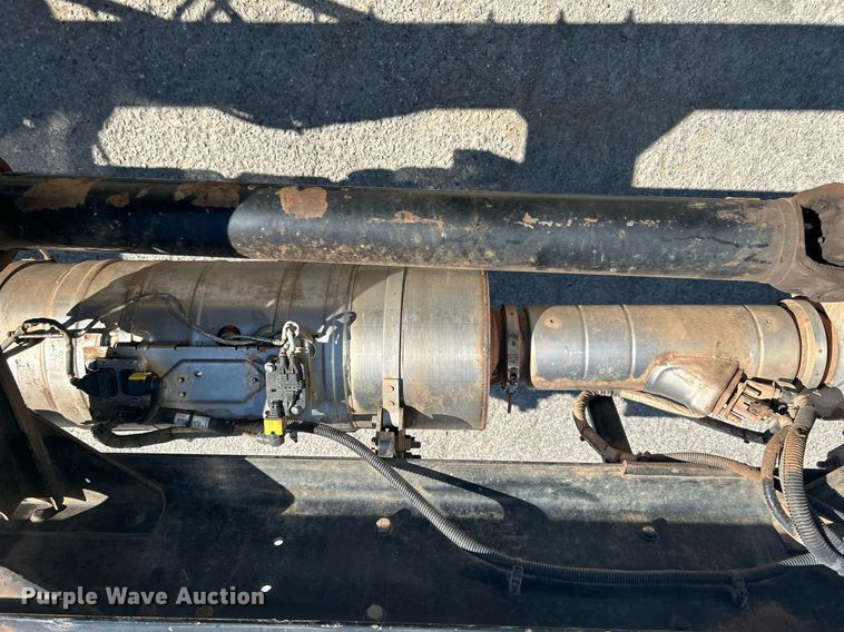 image for item DN0708 2014 Peterbilt  330 truck cab and chassis