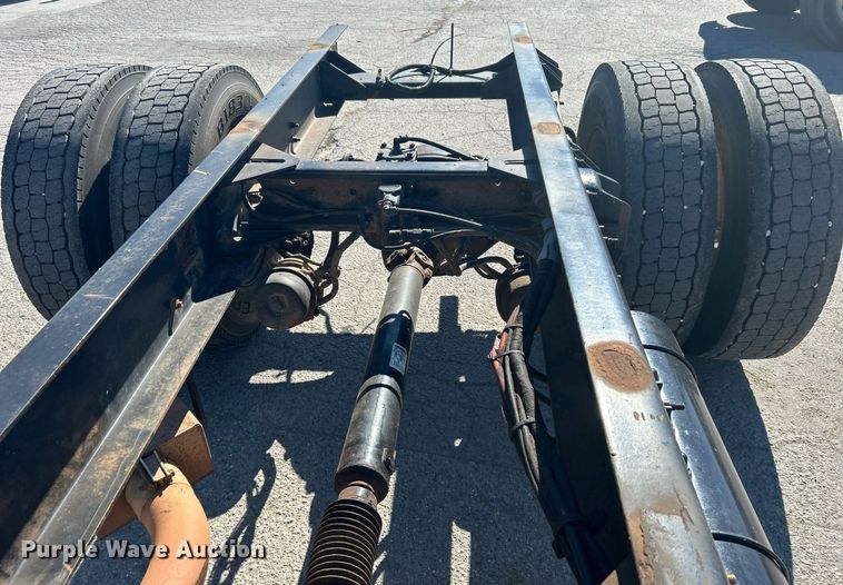 image for item DN0708 2014 Peterbilt  330 truck cab and chassis