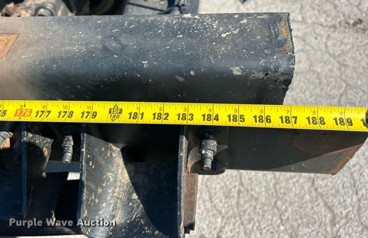 image for item DN0708 2014 Peterbilt  330 truck cab and chassis