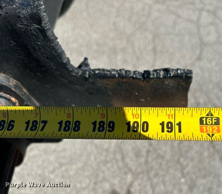 image for item DN0708 2014 Peterbilt  330 truck cab and chassis