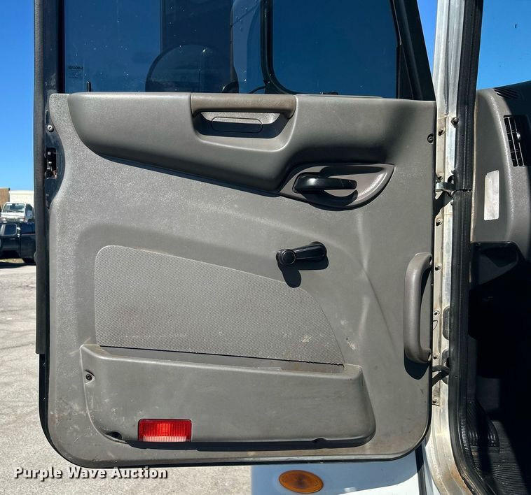 image for item DN0708 2014 Peterbilt  330 truck cab and chassis