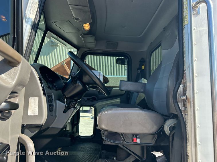 image for item DN0708 2014 Peterbilt  330 truck cab and chassis