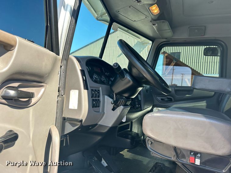 image for item DN0708 2014 Peterbilt  330 truck cab and chassis