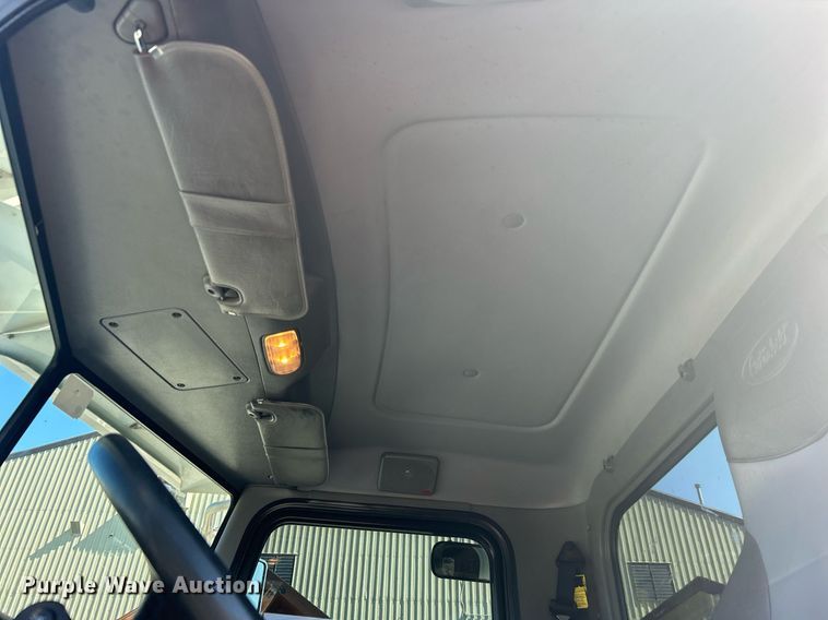 image for item DN0708 2014 Peterbilt  330 truck cab and chassis