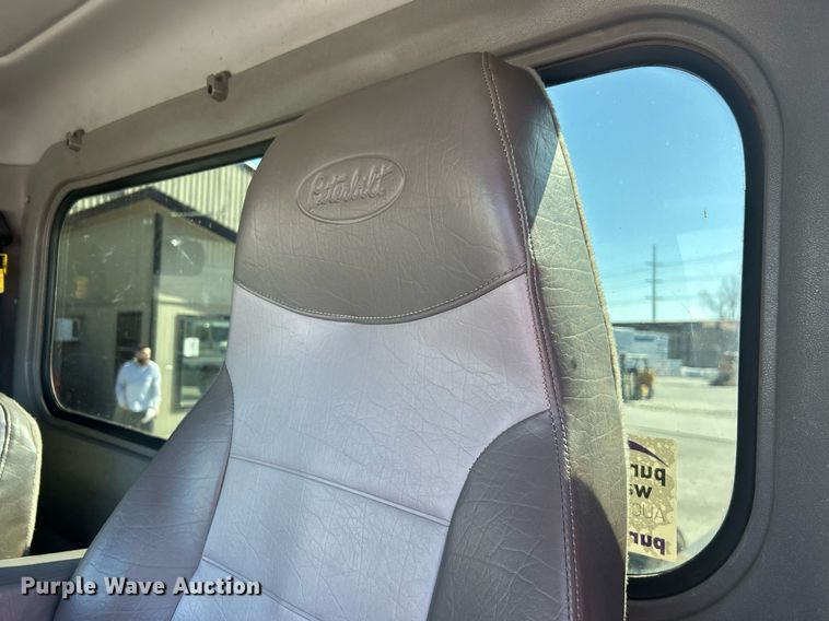 image for item DN0708 2014 Peterbilt  330 truck cab and chassis