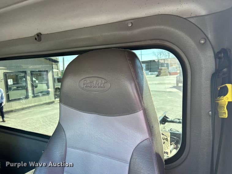 image for item DN0708 2014 Peterbilt  330 truck cab and chassis