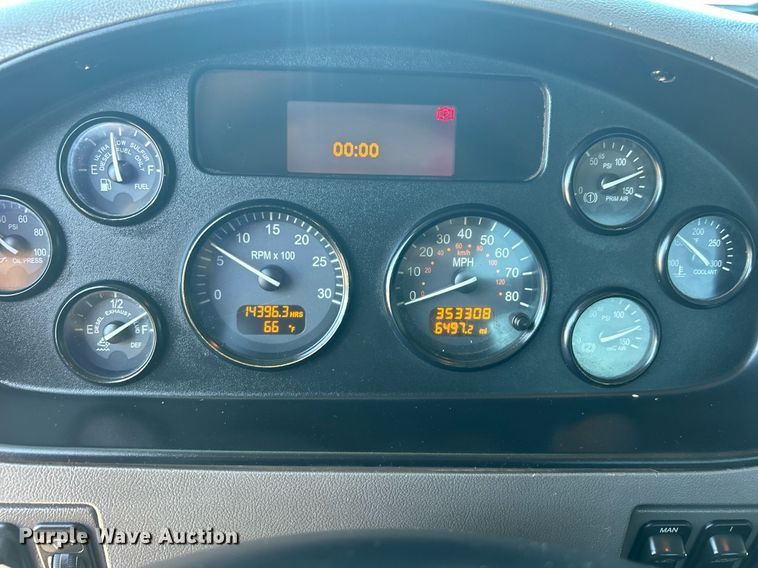 image for item DN0708 2014 Peterbilt  330 truck cab and chassis