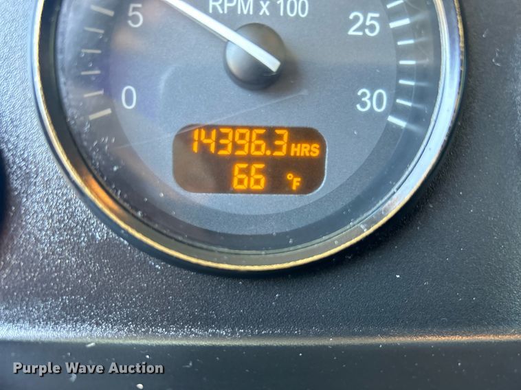 image for item DN0708 2014 Peterbilt  330 truck cab and chassis