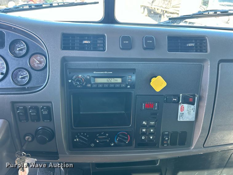 image for item DN0708 2014 Peterbilt  330 truck cab and chassis