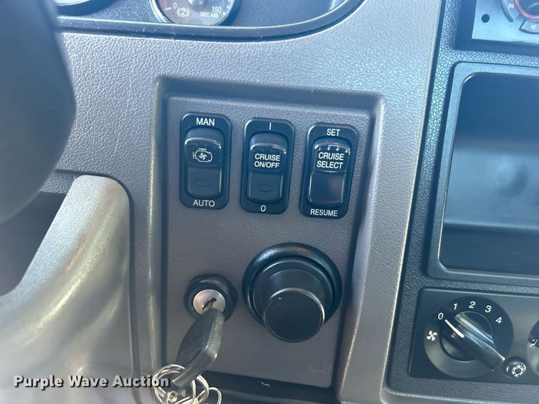 image for item DN0708 2014 Peterbilt  330 truck cab and chassis