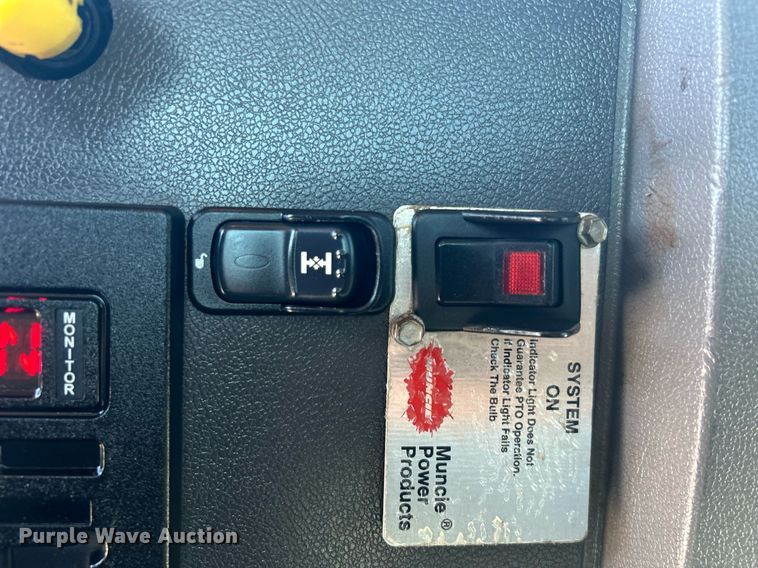 image for item DN0708 2014 Peterbilt  330 truck cab and chassis