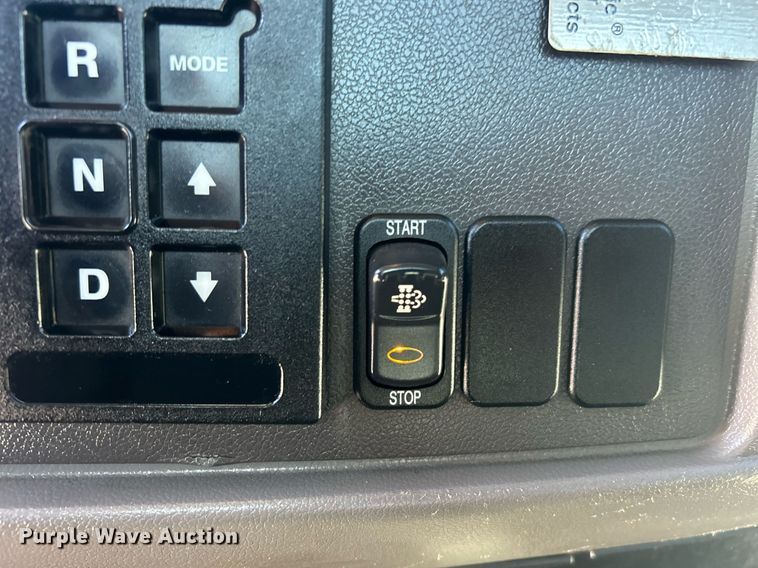 image for item DN0708 2014 Peterbilt  330 truck cab and chassis