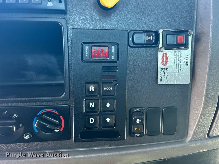 image for item DN0708 2014 Peterbilt  330 truck cab and chassis