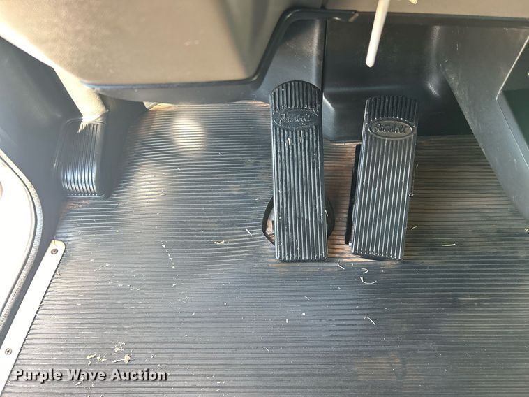 image for item DN0708 2014 Peterbilt  330 truck cab and chassis