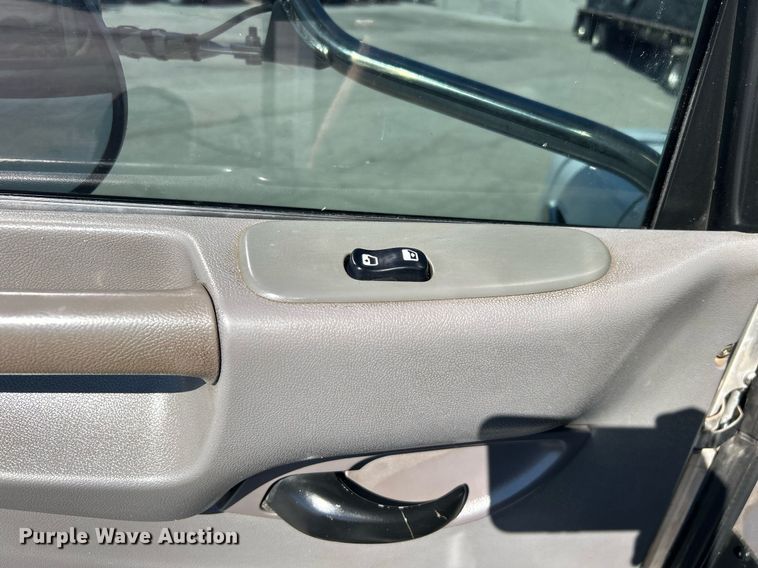 image for item DN0708 2014 Peterbilt  330 truck cab and chassis