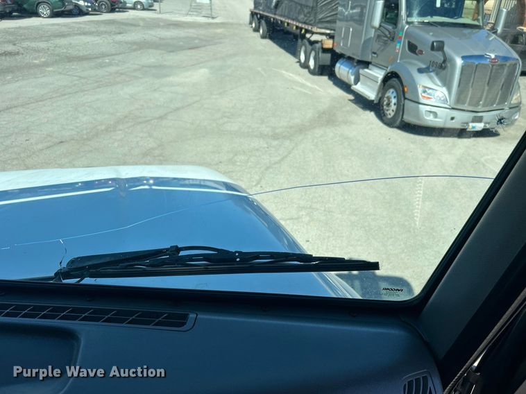 image for item DN0708 2014 Peterbilt  330 truck cab and chassis