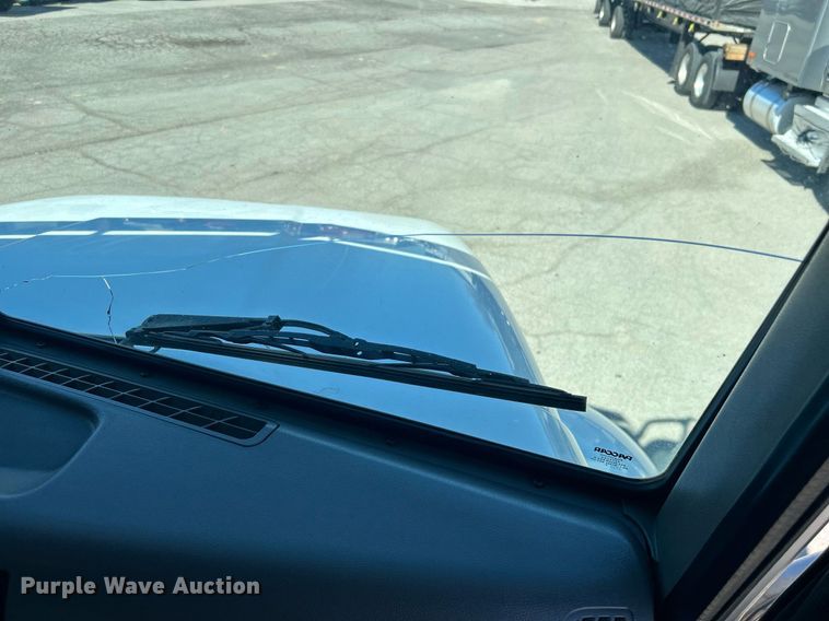 image for item DN0708 2014 Peterbilt  330 truck cab and chassis