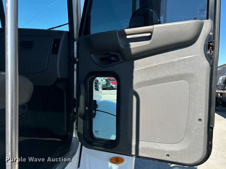 image for item DN0708 2014 Peterbilt  330 truck cab and chassis