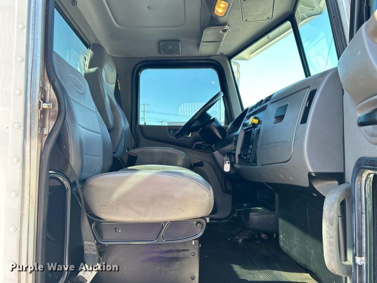 image for item DN0708 2014 Peterbilt  330 truck cab and chassis