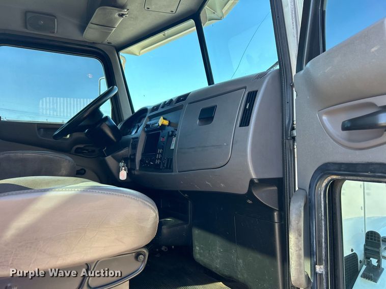 image for item DN0708 2014 Peterbilt  330 truck cab and chassis