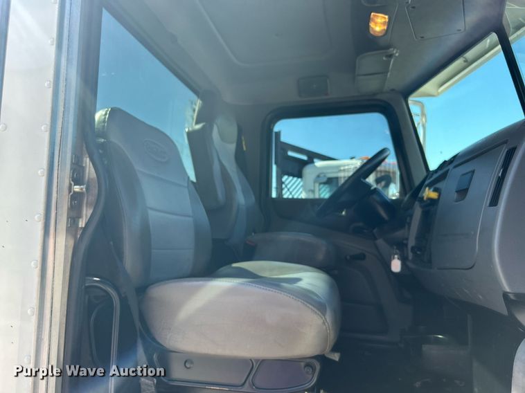 image for item DN0708 2014 Peterbilt  330 truck cab and chassis