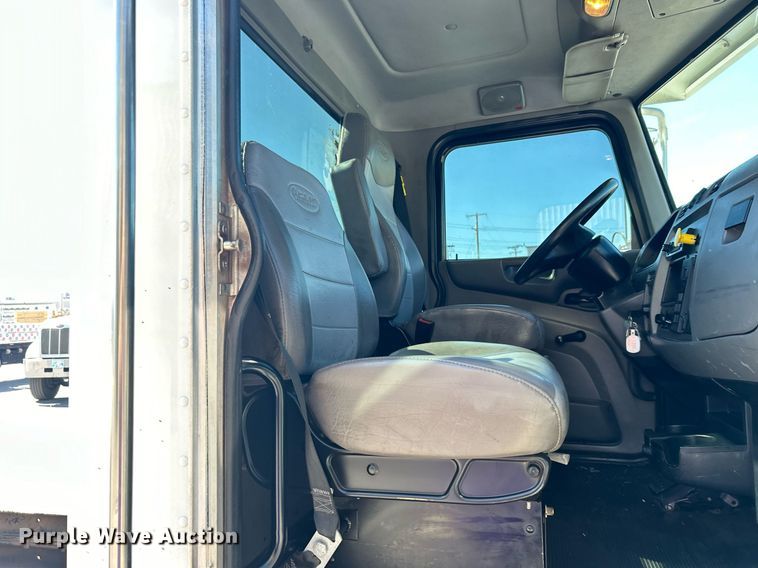 image for item DN0708 2014 Peterbilt  330 truck cab and chassis