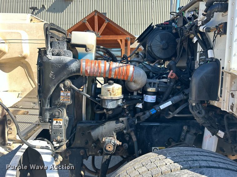 image for item DN0708 2014 Peterbilt  330 truck cab and chassis