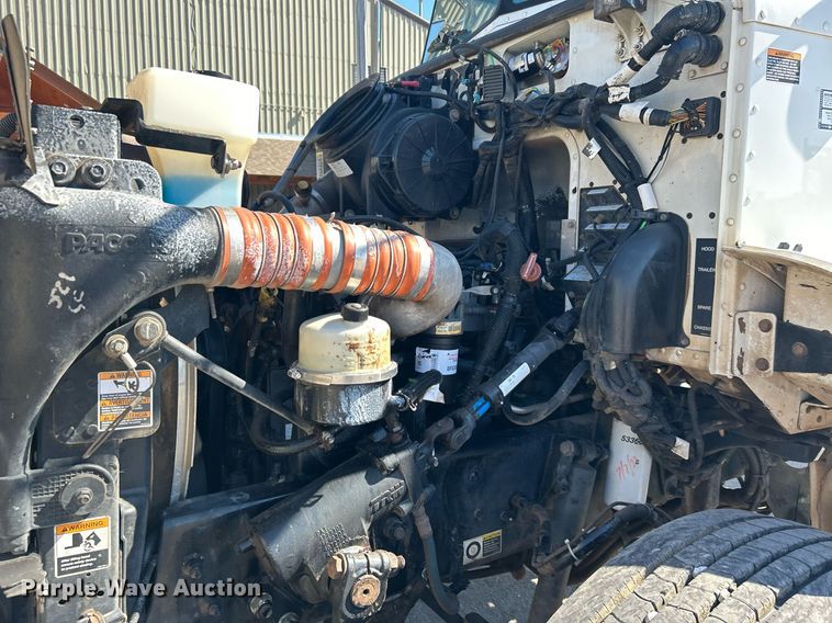 image for item DN0708 2014 Peterbilt  330 truck cab and chassis