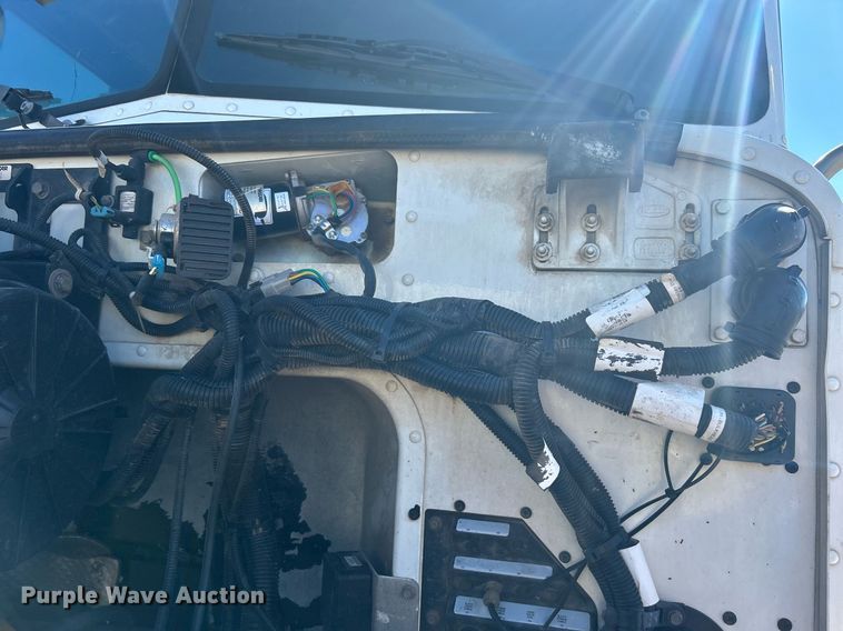 image for item DN0708 2014 Peterbilt  330 truck cab and chassis