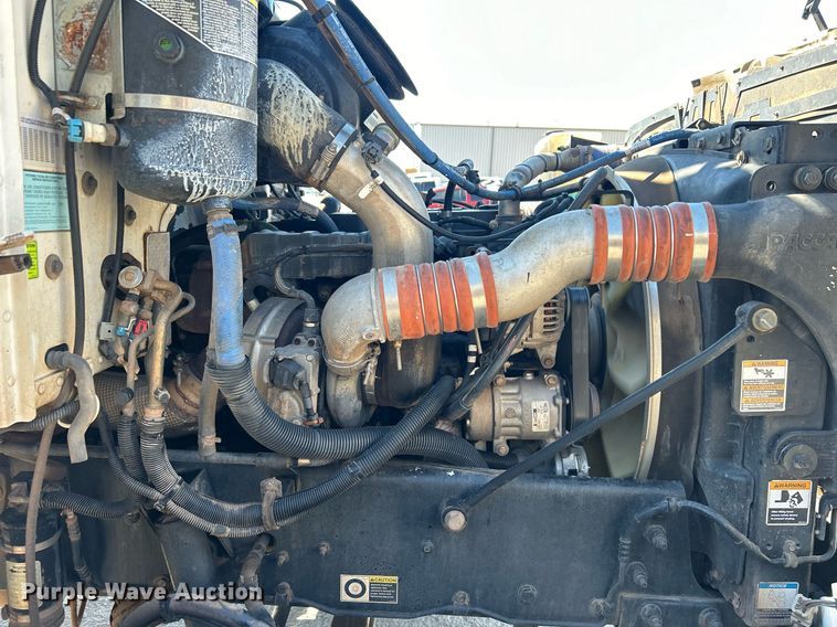 image for item DN0708 2014 Peterbilt  330 truck cab and chassis