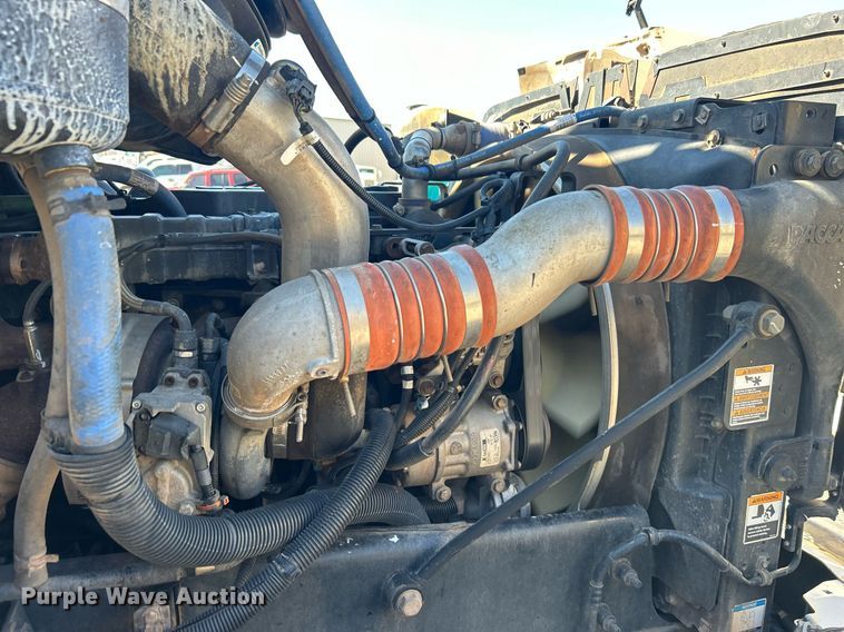 image for item DN0708 2014 Peterbilt  330 truck cab and chassis